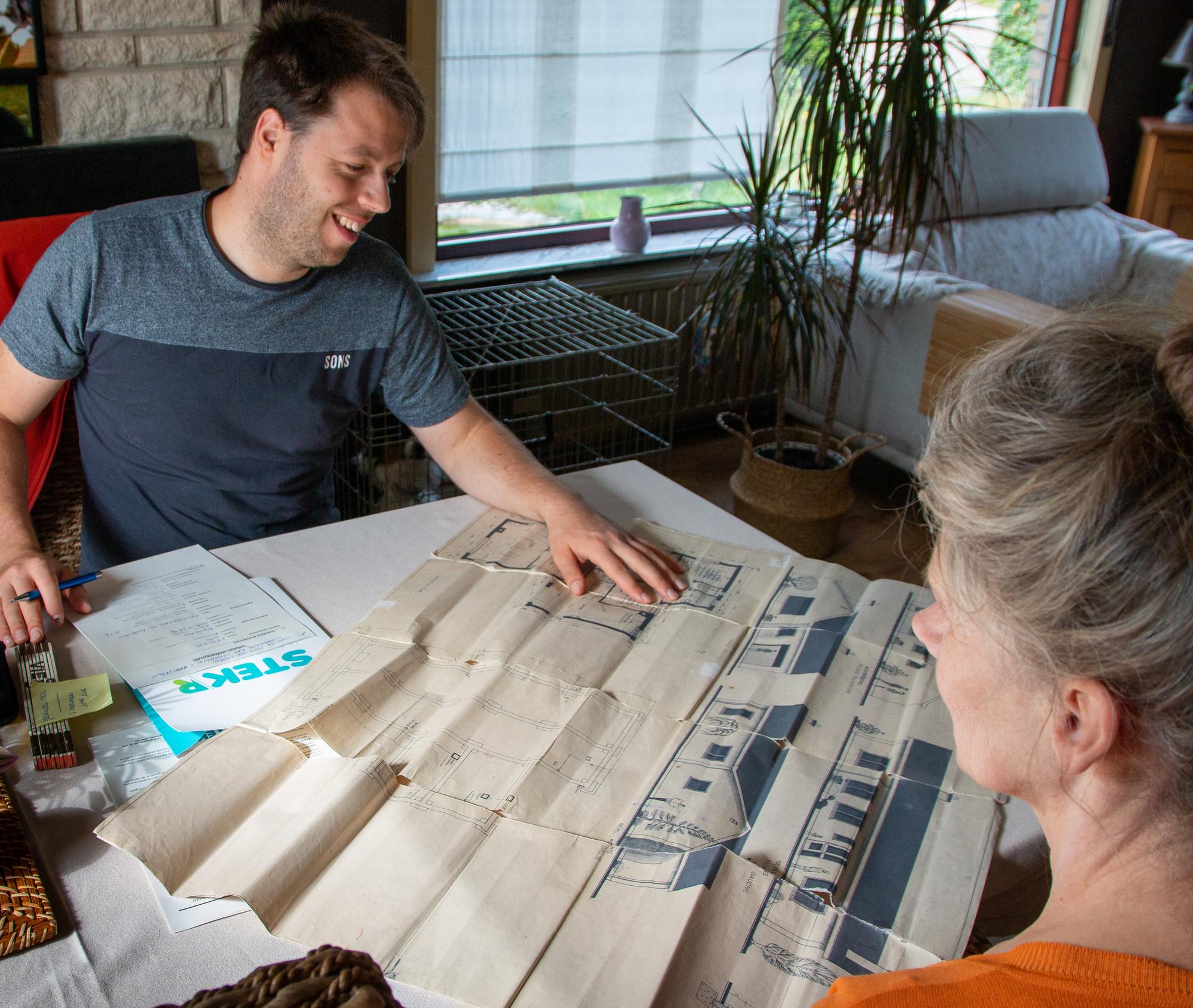 stekr-renovatiecoach Renovatiecoach bekijkt bouwplannen met een bewoner