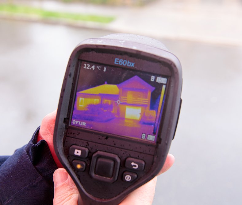 Warmtecamera toont het warmteverlies van een woning