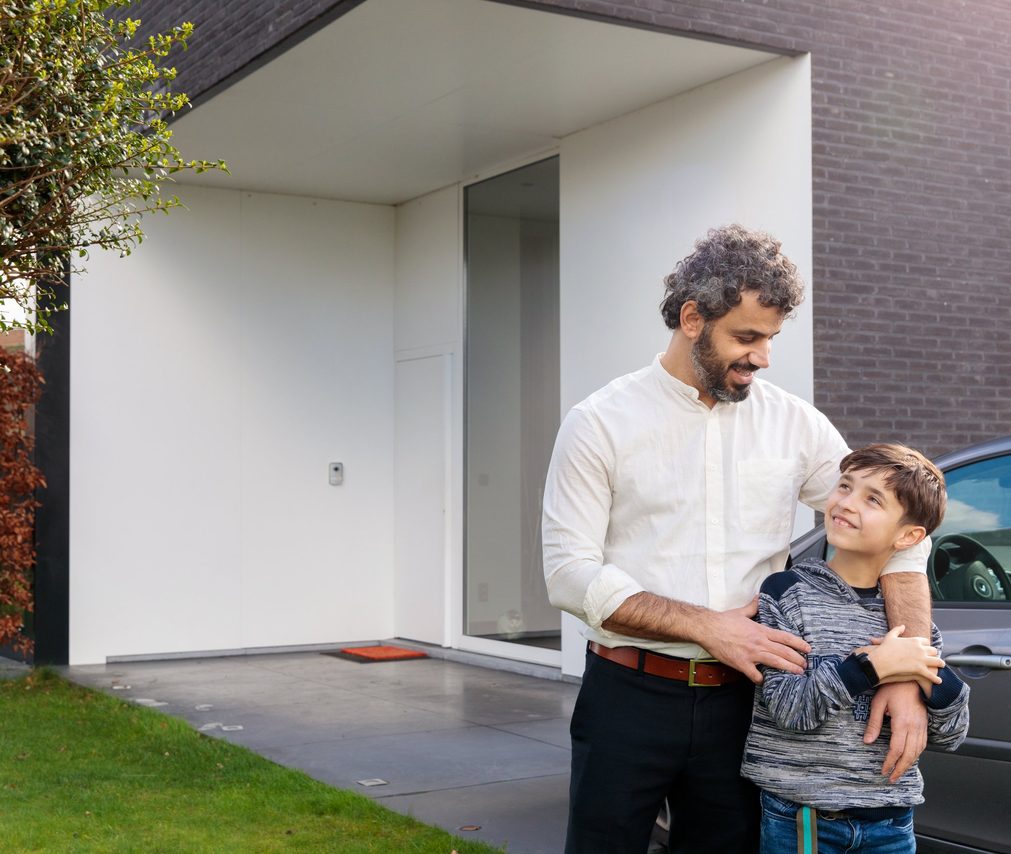 stekr-veel-gestelde-vragen Vader en zoon voor hun woning