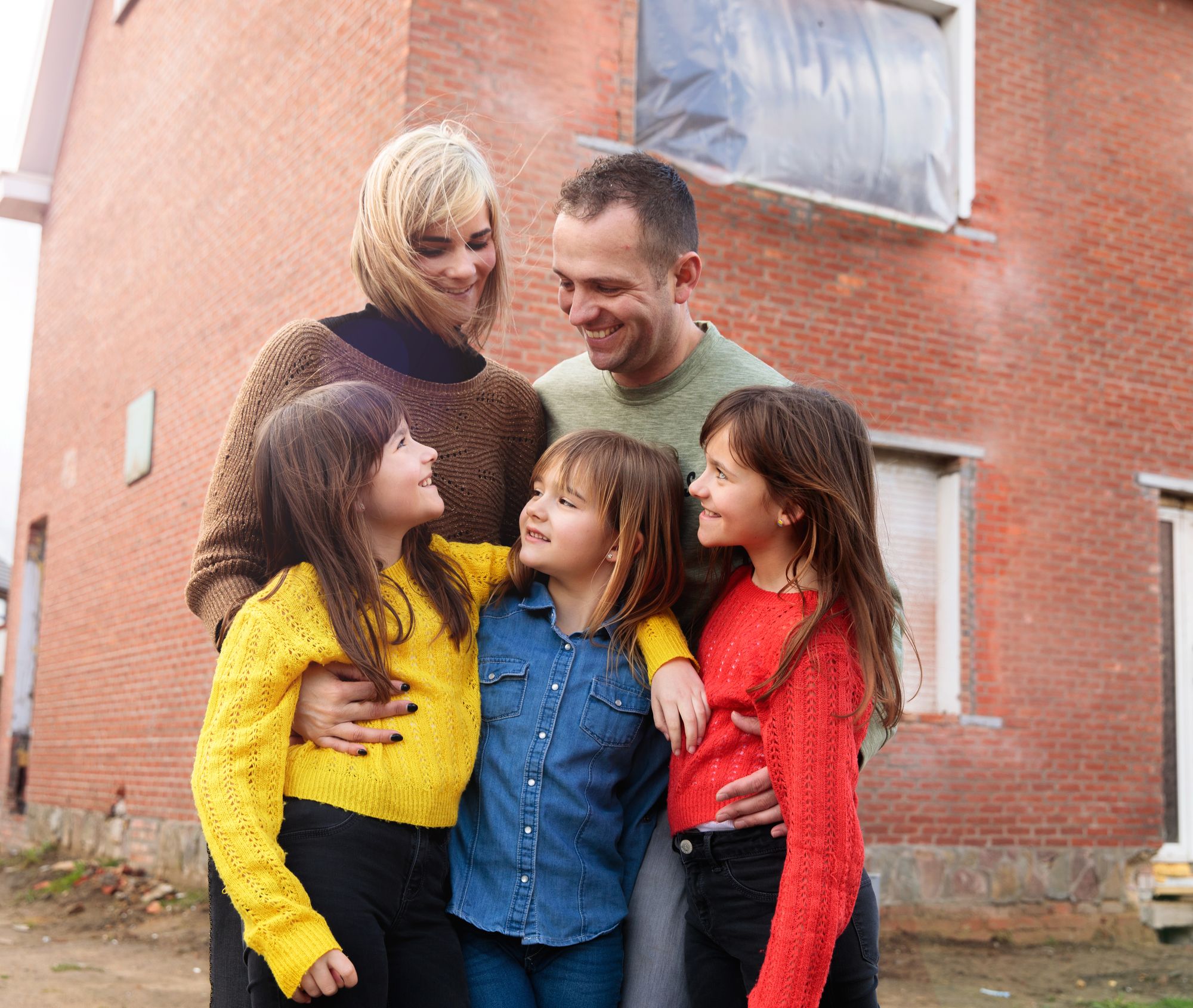 stekr-woningkwaliteit Gezin met drie kinderen voor hun woning