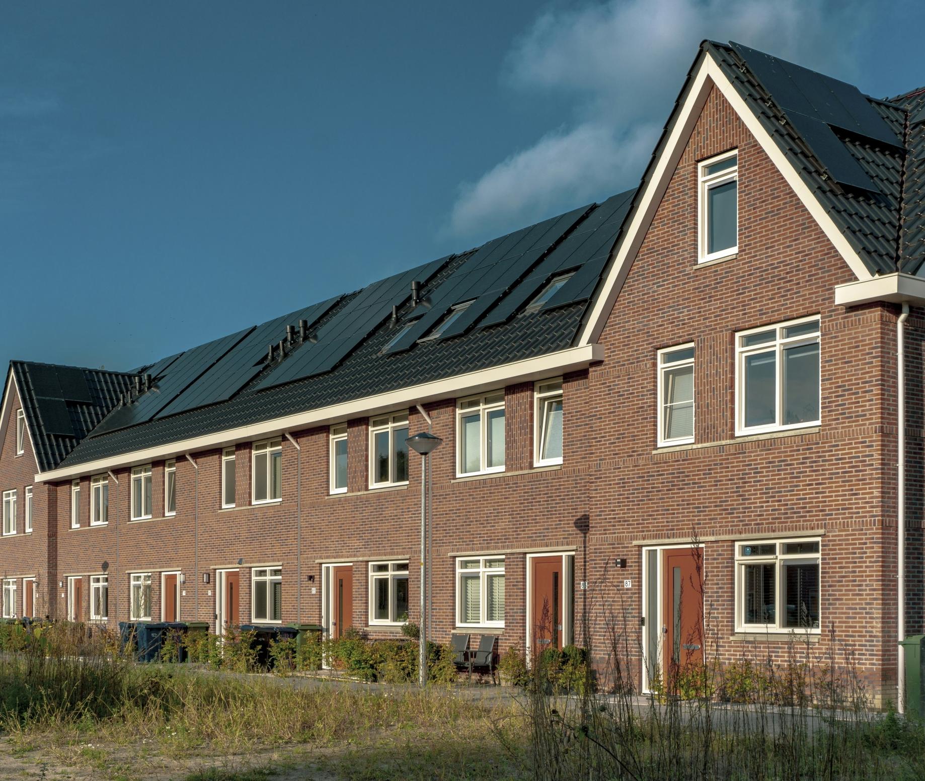 Rijwoningen met zonnepanelen op het dak