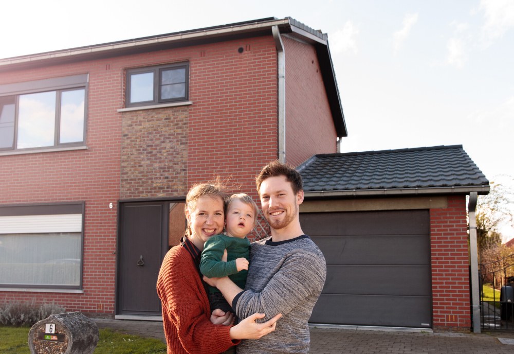 Zorgeloos huren Jong gezin met baby voor hun huurwoning